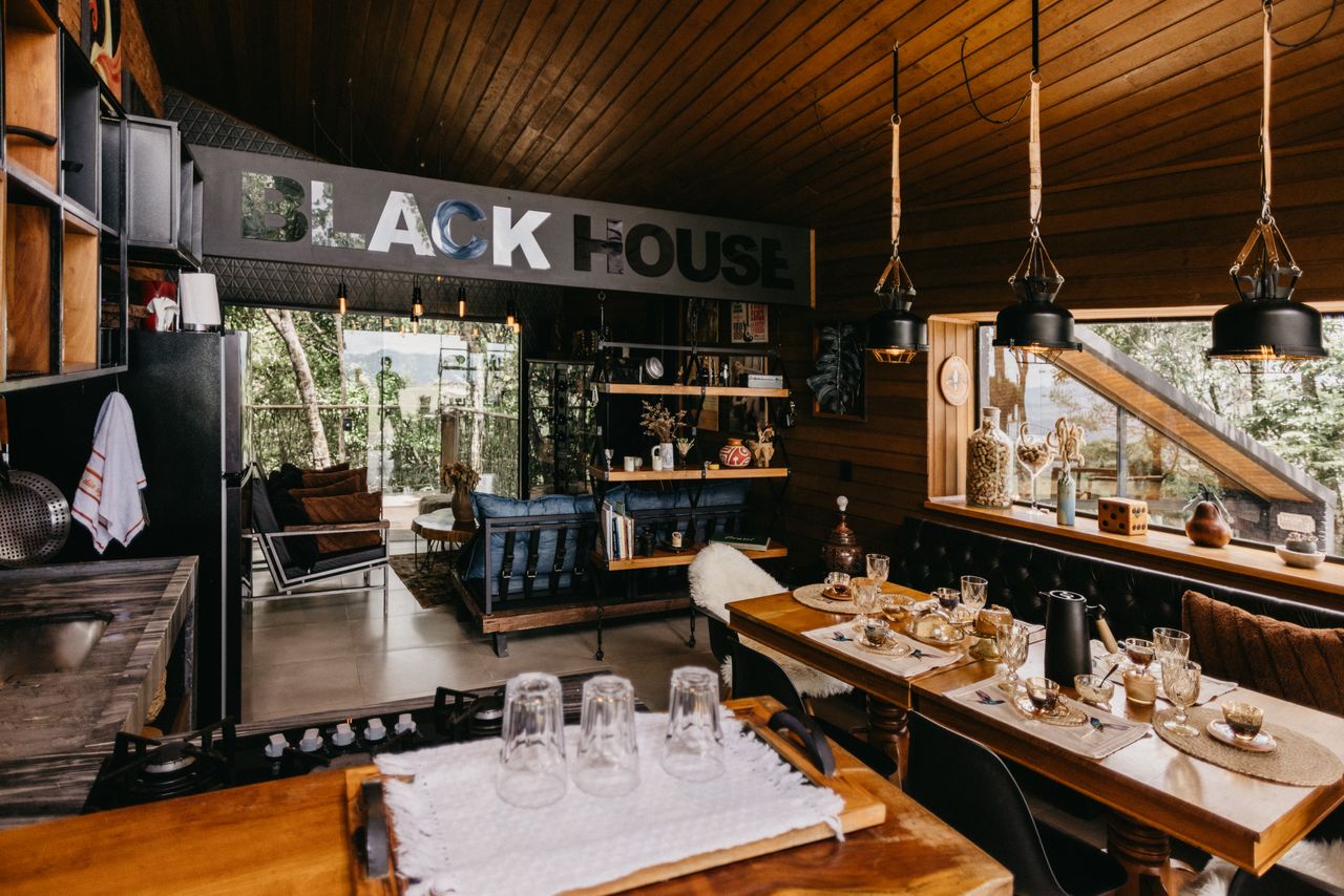 services-03 Warm and inviting dining space in a rustic house in Espírito Santo, Brazil.
